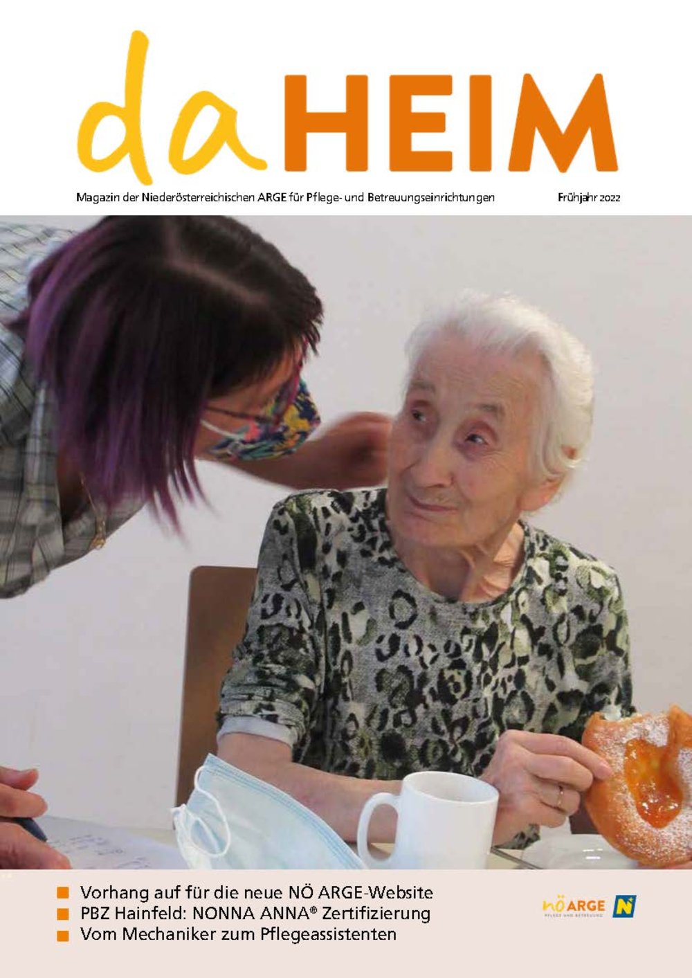 Das Cover der Frühjahrs-Ausgabe des Magazins daHEIM 2022 zeigt eine zufriedene Bewohnerin beim Nachmittagskaffee gemeinsam mit einer Pflegekraft; 