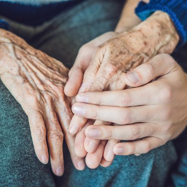 Hospiz & Palliativ: Das Bild zeigt Hände die gehalten werden, in schwierigen Zeiten. 