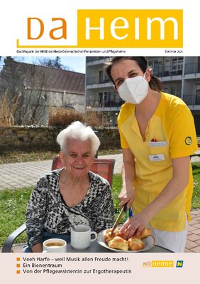 Das Cover der Sommer-Ausgabe des Magazins DaHeim 2021 zeigt eine Bewohnerin beim Frühstücken im Freien, gemeinsam mit einer Pflegeperson; 