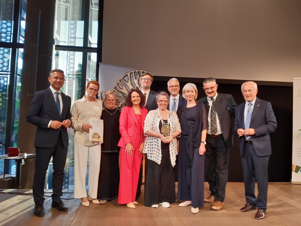 Die glücklichen dritt-platzierten in der Kategorie BewohnerInnen, das PBZ Pottendorf, beim Teleios-Gala-Abend im Musiktheater Linz mit VertreterInnen der NÖ ARGE für Pflege und Betreuung, vHR Mag. Filip Deimel von der Gruppe Gesundheit und Soziales beim Amt der NÖ Landesregierung und dem OÖ Sozial-Landesrat Dr. Wolfgang Hattmannsdorfer;