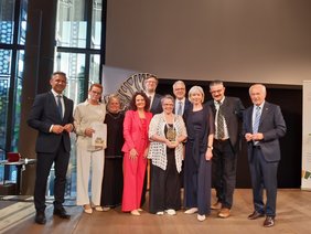 Die glücklichen dritt-platzierten in der Kategorie BewohnerInnen, das PBZ Pottendorf, beim Teleios-Gala-Abend im Musiktheater Linz mit VertreterInnen der NÖ ARGE für Pflege und Betreuung, vHR Mag. Filip Deimel von der Gruppe Gesundheit und Soziales beim Amt der NÖ Landesregierung und dem OÖ Sozial-Landesrat Dr. Wolfgang Hattmannsdorfer;