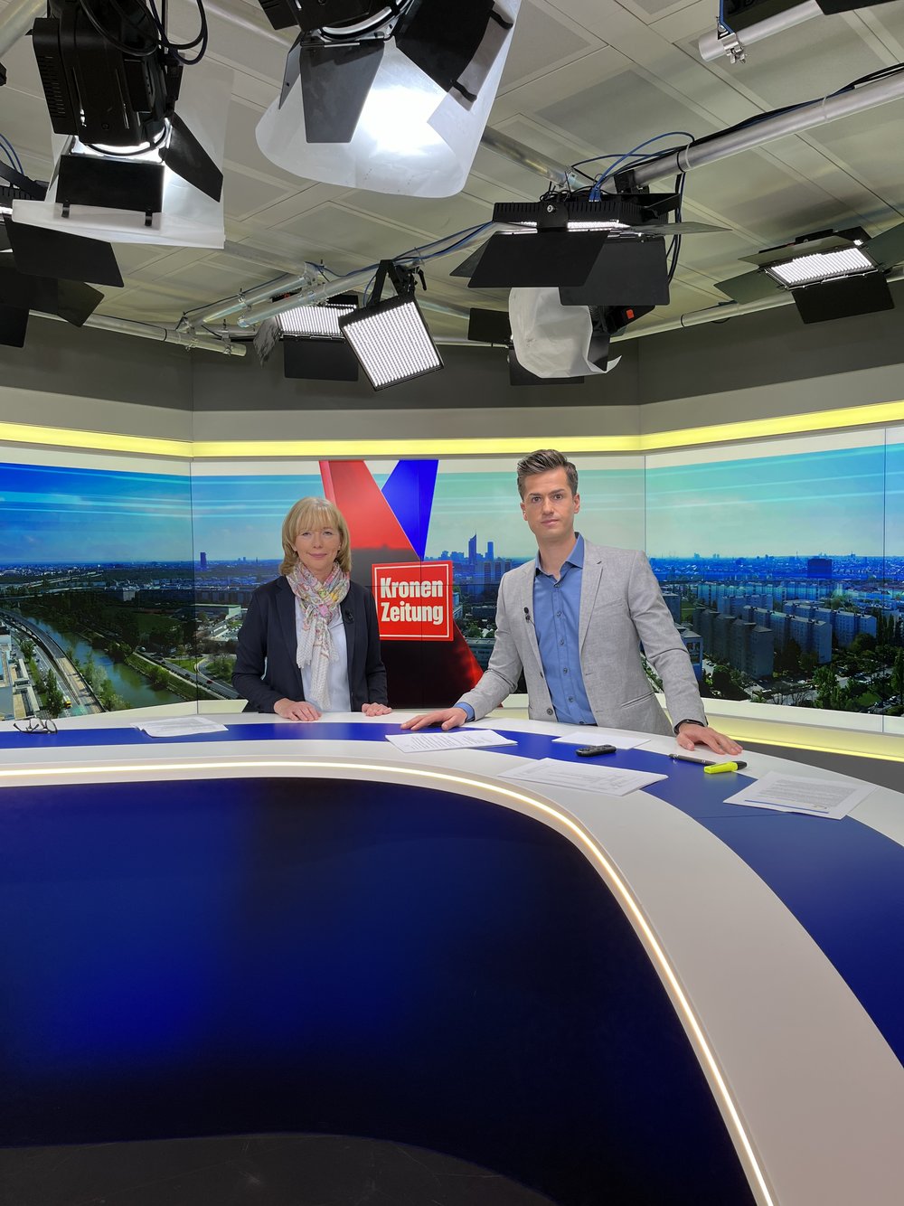 Die Obfrau der NÖ ARGE für Pflege und Betreuung, Gerlinde Göschelbauer, war zu Gast in der News Show „Krone Live“ und stellte sich den Fragen von Moderator Jürgen Winterleitner. Geplaudert wurde unter anderem über den Fachkräftemangel, die Pflegelehre, die Digitalisierung in der Pflege und verschiedene Ausbildungswege.