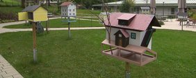 Das Bild zeigt exemplarisch ein Haus eines Bewohners/einer Bewohners im PBZ Hainfeld der tschechischen Künstlerin Katerina Seda;