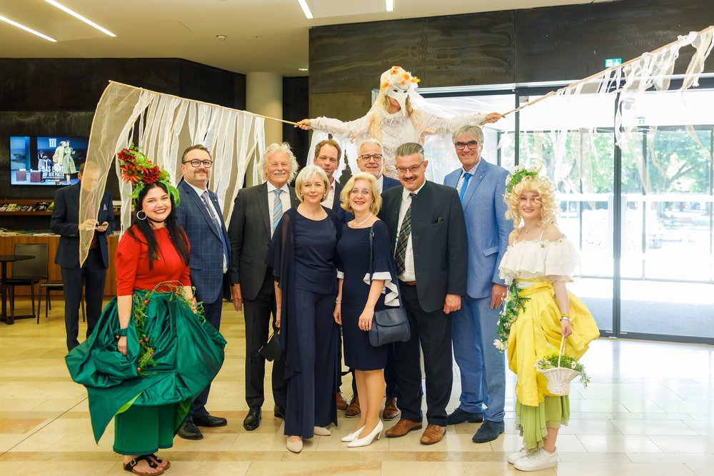 Beim TELEIOS Gala-Abend 2024 im Musiktheater Linz konnte die NÖ ARGE für Pflege und Betreuung auch vHR Mag. Filip Deimel und Ing. René Franz Prieschl, LL M. (WU), LLb.oec. von der Gruppe Gesundheit und Soziales beim Amt der NÖ Landesregierung begrüßen; 