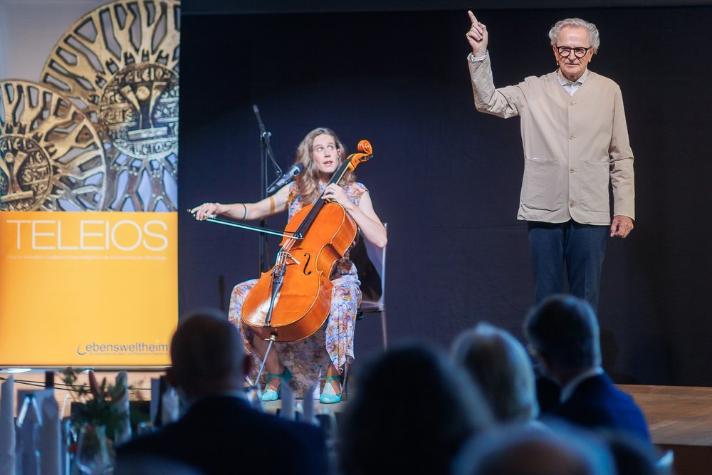 Folke Tegetthoff führte mit seinen KünstlerInnen durch den TELEIOS Gala-Abend 2024 im Musiktheater Linz;  