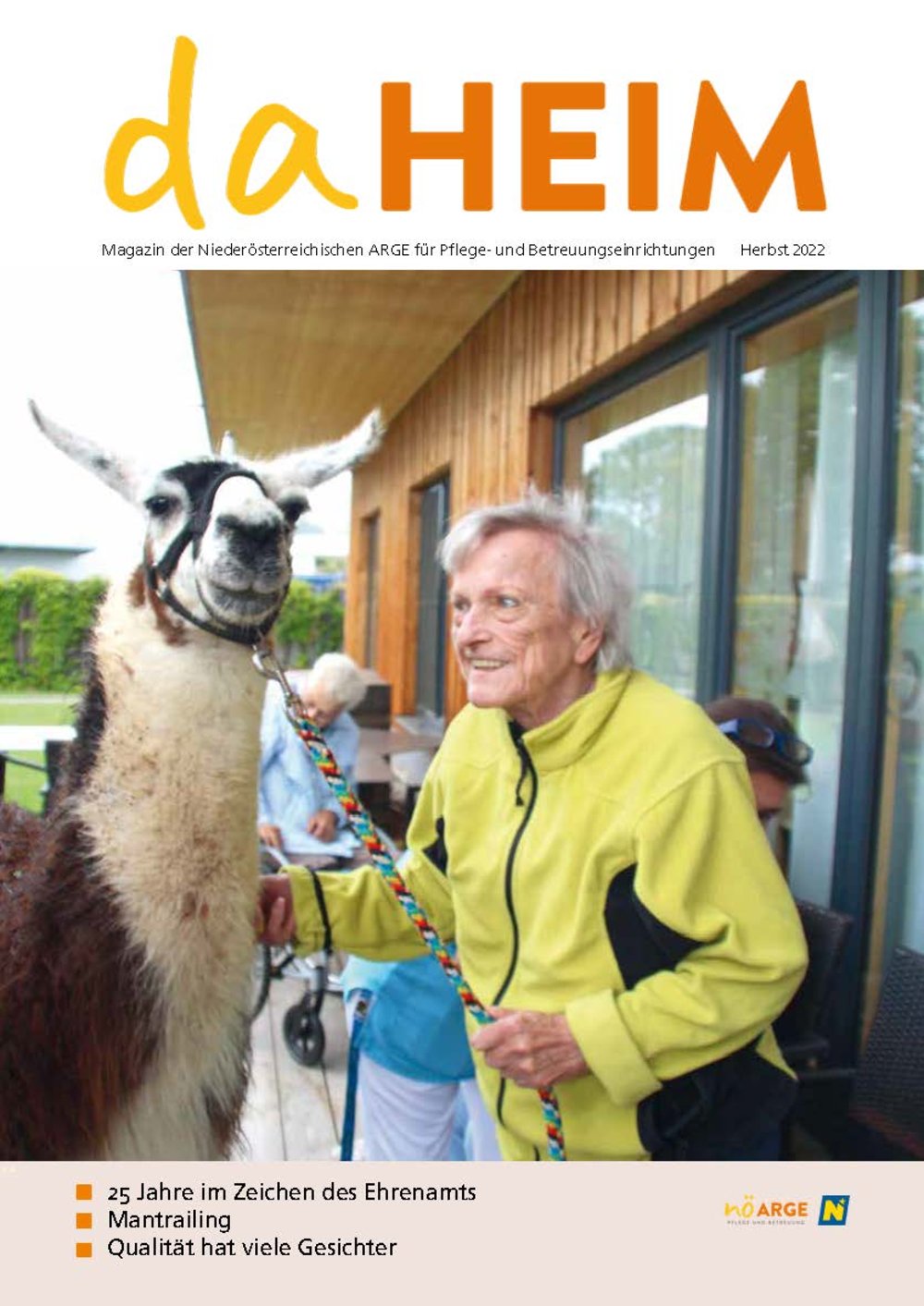 Das Cover der Herbst-Ausgabe des Magazins daHEIM 2022 zeigt eine Bewohnerin gemeinsam mit einem Alpaka;