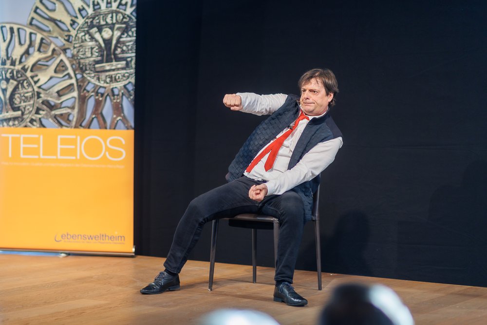 Folke Tegetthoff führte mit seinen KünstlerInnen durch den TELEIOS Gala-Abend 2024 im Musiktheater Linz; 