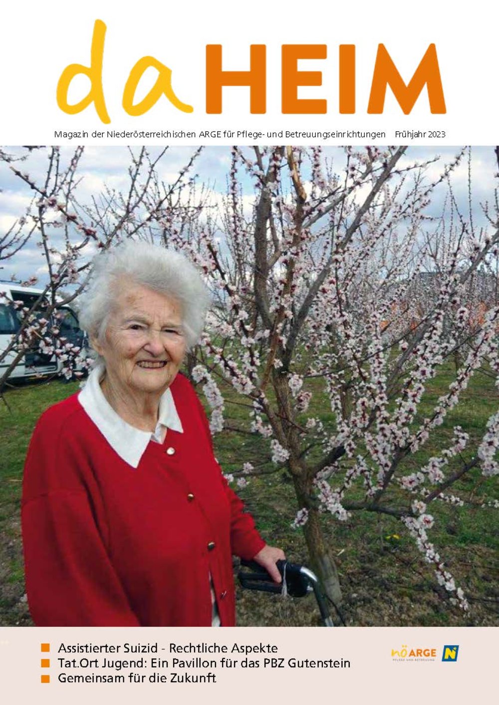 Das Cover der Frühjahrs-Ausgabe des Magazins daHEIM 20232 zeigt eine Bewohnerin vor einem blühenden Marillenbaum; 