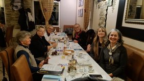 Gruppenbild vom gemeinsamen Essen mit ehrenamtlichen MitarbeiterInnen des Marienheims in Gablitz. 