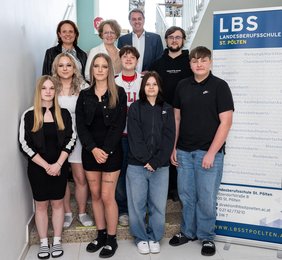 Acht Pflegelehrlinge aus fünf Mitgliedseinrichtungen der NÖ ARGE für Pflege und Betreuung haben Ende April ihre schulische Ausbildung an der Berufsschule St. Pölten begonnen;