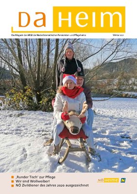 Das Cover der Winter-Ausgabe des Magazins DaHeim 2021 die glückliche BewohnerInnen auf einem Schlitten vor traumhafter Winterkulisse zeigt; 