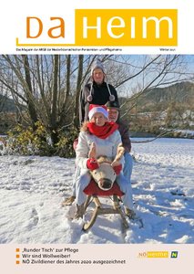 Das Cover der Winter-Ausgabe des Magazins DaHeim 2021 die glückliche BewohnerInnen auf einem Schlitten vor traumhafter Winterkulisse zeigt; 