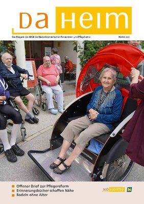 Das Cover der Herbst-Ausgabe des Magazins DaHeim 2021 zeigt eine glückliche Bewohnerin bei der Rikscha-Ausfahrt; 