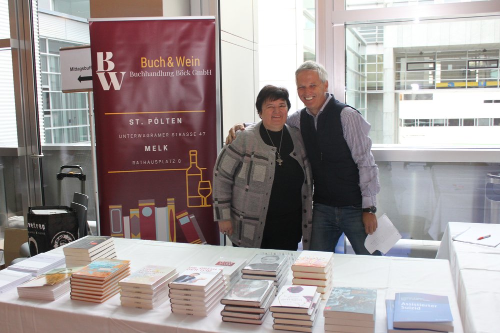 Auch ein Büchertisch, betreut von der Buchhandlung Böck, war auf der Veranstaltung vertreten; 