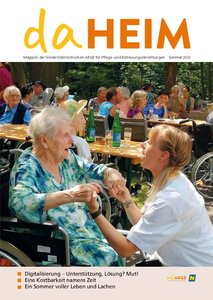 Das Cover der Sommer-Ausgabe des Magazins daHEIM 2023 zeigt eine Bewohnerin und eine Mitarbeiterin beim gemeinsamen Tanzen beim Sommerfest; 