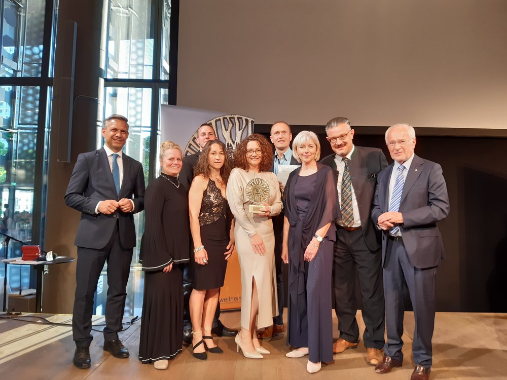 Die glücklichen zweit-platzierten in der Kategorie BewohnerInnen, das PBZ Retz, beim Teleios-Gala-Abend im Musiktheater Linz mit VertreterInnen der NÖ ARGE für Pflege und Betreuung, vHR Mag. Filip Deimel von der Gruppe Gesundheit und Soziales beim Amt der NÖ Landesregierung und dem OÖ Sozial-Landesrat Dr. Wolfgang Hattmannsdorfer; 