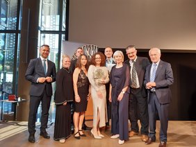 Die glücklichen zweit-platzierten in der Kategorie BewohnerInnen, das PBZ Retz, beim Teleios-Gala-Abend im Musiktheater Linz mit VertreterInnen der NÖ ARGE für Pflege und Betreuung, vHR Mag. Filip Deimel von der Gruppe Gesundheit und Soziales beim Amt der NÖ Landesregierung und dem OÖ Sozial-Landesrat Dr. Wolfgang Hattmannsdorfer; 