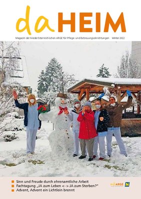 Das Cover der Winter-Ausgabe des Magazins daHEIM 2022 zeigt BewohnerInnen und PflegerInnen im Schnee; 