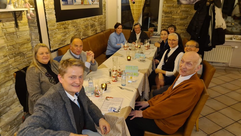 Gruppenbild vom gemeinsamen Essen mit ehrenamtlichen MitarbeiterInnen des Marienheims in Gablitz. 