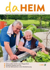 Das Cover der Sommer-Ausgabe des Magazins daHEIM 2022 zeigt eine Bewohnerin und einen Pfleger bei der Gartenarbeit;