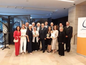 Die glücklichen GewinnerInnen (Platz zwei und drei in der Kategorie BewohnerInnen) PBZ Retz und Pottendorf mit VertreterInnen der NÖ ARGE für Pflege und Betreuung, der Gruppe Gesunheit und Soziales beim Amt der NÖ Landesregierung sowie der NÖ Landesgesundheitsagentur bei der diesjärhigen TELEIOS Gala im Musiktheater Linz; 